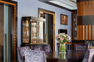 На фото: столовая в классическом стиле с фиолетовыми стенами, темным паркетным полом и коричневым полом с