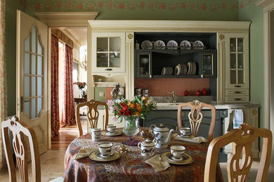 Cette image montre une salle à manger traditionnelle avec un sol beige et un mur vert.