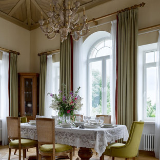 Foto på en stor vintage separat matplats, med beige väggar, mellanmörkt trägolv, en standard öppen spis och en spiselkrans i trä