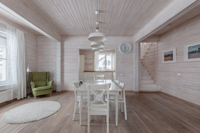 Esempio di una sala da pranzo stile shabby con pareti rosa, pavimento in legno massello medio e pavimento marrone