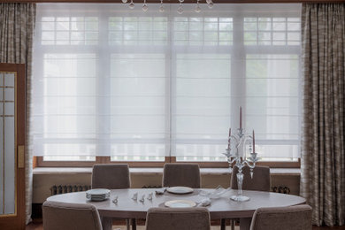 This is an example of a contemporary dining room in Moscow.