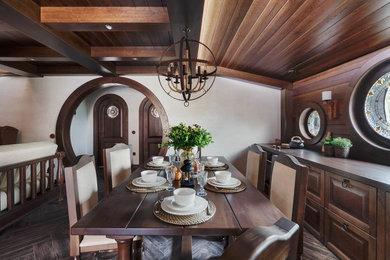 На фото: кухня-столовая в стиле фьюжн с бежевыми стенами, полом из керамогранита и коричневым полом