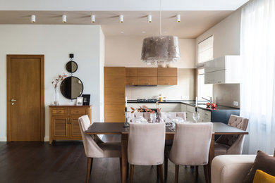Источник вдохновения для домашнего уюта: гостиная-столовая среднего размера в современном стиле с бежевыми стенами, темным паркетным полом и коричневым полом