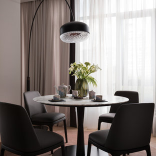 Foto de comedor contemporáneo con paredes púrpuras, moqueta y suelo rosa
