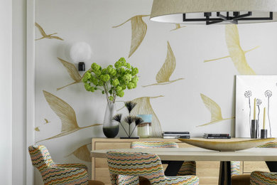 Cette image montre une salle à manger ouverte sur le salon design de taille moyenne avec un mur blanc et un sol en bois brun.