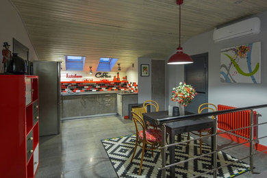 Esempio di una sala da pranzo aperta verso la cucina design di medie dimensioni con pareti grigie, pavimento in gres porcellanato e pavimento grigio