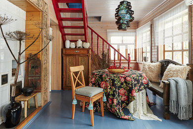 Идея дизайна: отдельная столовая в стиле кантри с бежевыми стенами, деревянным полом и синим полом