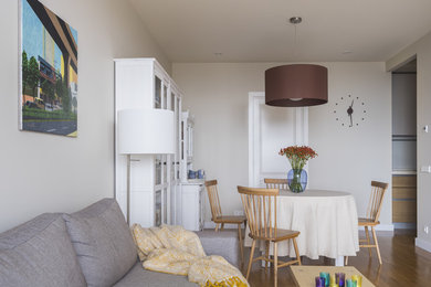 Источник вдохновения для домашнего уюта: гостиная-столовая среднего размера в скандинавском стиле с белыми стенами, паркетным полом среднего тона и бежевым полом