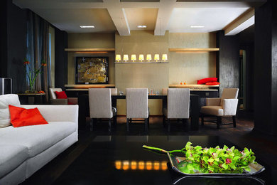 Пример оригинального дизайна: большая гостиная-столовая в стиле неоклассика (современная классика) с бежевыми стенами, темным паркетным полом и коричневым полом