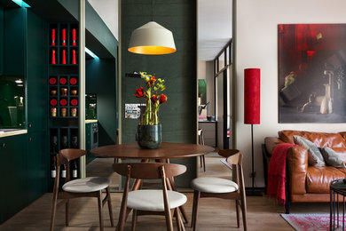 Réalisation d'une petite salle à manger ouverte sur le salon design avec un mur multicolore.