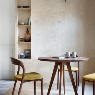 Cette photo montre une grand salle à manger scandinave avec un mur blanc, un sol en contreplaqué et un sol beige.
