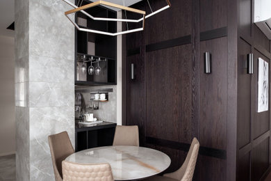 Свежая идея для дизайна: кухня-столовая среднего размера в современном стиле с коричневыми стенами, паркетным полом среднего тона и коричневым полом - отличное фото интерьера