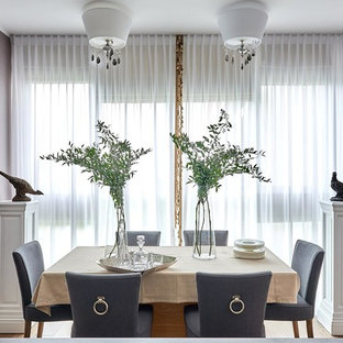 Idées déco pour une salle à manger ouverte sur la cuisine contemporaine de taille moyenne avec un mur violet et un sol en bois brun.
