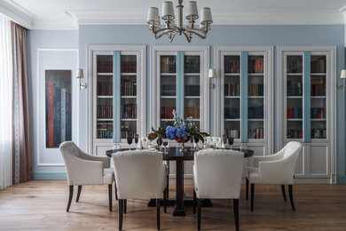 Idee per una sala da pranzo aperta verso il soggiorno tradizionale con pareti blu, pavimento in legno massello medio e pavimento marrone