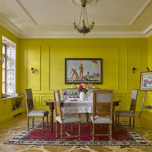 Idee per una sala da pranzo boho chic con pareti gialle e parquet chiaro