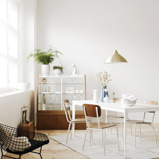 Cette photo montre une salle à manger scandinave avec un mur blanc, un sol beige et un sol en contreplaqué.