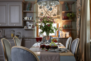 Свежая идея для дизайна: кухня-столовая среднего размера в классическом стиле с зелеными стенами и коричневым полом - отличное фото интерьера