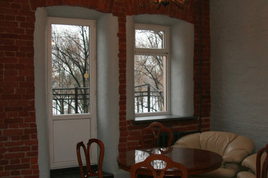 Пример оригинального дизайна: кухня-столовая среднего размера в стиле лофт с белыми стенами, полом из керамической плитки и серым полом без камина