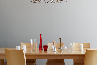 Imagen de comedor de cocina abovedado contemporáneo grande con paredes grises, suelo de madera en tonos medios, suelo beige y papel pintado