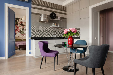 Foto di una sala da pranzo aperta verso il soggiorno design con pavimento beige e parquet chiaro