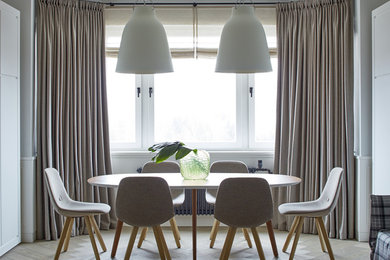 На фото: гостиная-столовая среднего размера в скандинавском стиле с белыми стенами, светлым паркетным полом и бежевым полом с