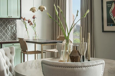 Свежая идея для дизайна: гостиная-столовая среднего размера в современном стиле с серыми стенами и темным паркетным полом - отличное фото интерьера