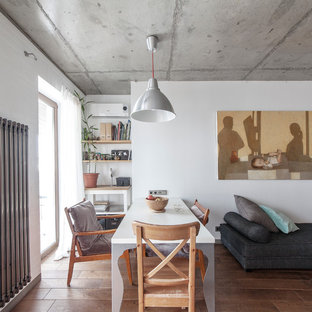Foto di una piccola sala da pranzo minimal con pareti bianche e pavimento in legno massello medio