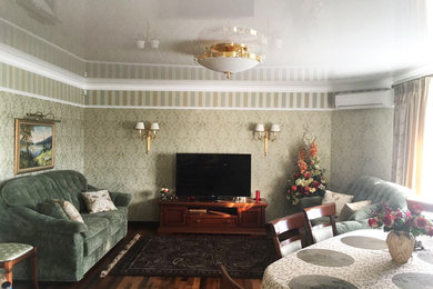 Пример оригинального дизайна: гостиная-столовая среднего размера в стиле неоклассика (современная классика) с зелеными стенами, темным паркетным полом и коричневым полом