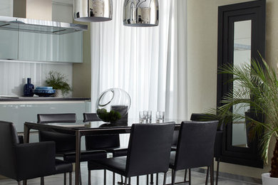 На фото: гостиная-столовая в современном стиле с бежевыми стенами и серым полом
