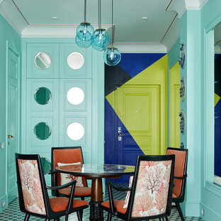Immagine di una sala da pranzo eclettica con pareti multicolore, nessun camino e pavimento multicolore