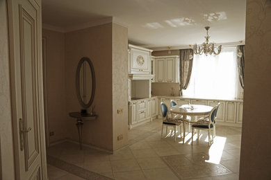 На фото: кухня-столовая среднего размера в стиле неоклассика (современная классика) с бежевыми стенами, полом из керамогранита и бежевым полом с