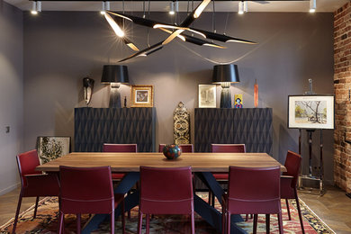 Aménagement d'une salle à manger éclectique avec un mur gris, moquette et éclairage.