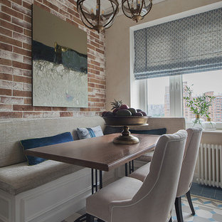 Ispirazione per una sala da pranzo tradizionale chiusa e di medie dimensioni con pavimento blu e pareti marroni