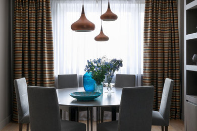 Источник вдохновения для домашнего уюта: столовая среднего размера в стиле неоклассика (современная классика) с серыми стенами и коричневым полом