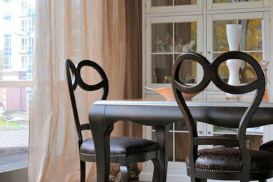 Foto de comedor de cocina ecléctico grande con paredes beige y suelo de madera en tonos medios