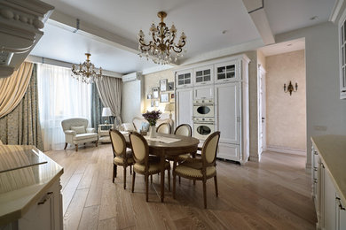 Ispirazione per una sala da pranzo aperta verso il soggiorno tradizionale di medie dimensioni con pareti beige, pavimento in legno massello medio e pavimento beige