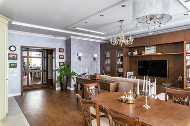 На фото: гостиная-столовая в стиле неоклассика (современная классика) с фиолетовыми стенами, паркетным полом среднего тона и коричневым полом с