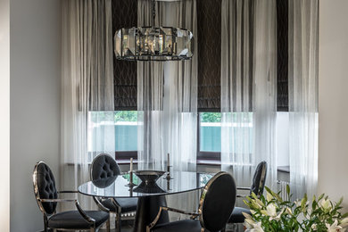 Свежая идея для дизайна: большая гостиная-столовая в стиле неоклассика (современная классика) с бежевыми стенами, полом из керамогранита и черным полом - отличное фото интерьера