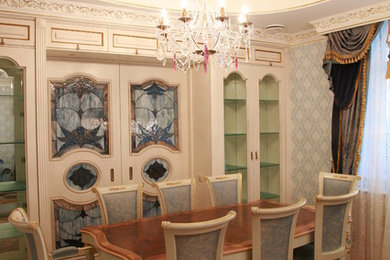 Ejemplo de comedor de cocina tradicional grande con paredes azules, suelo de madera en tonos medios y suelo marrón