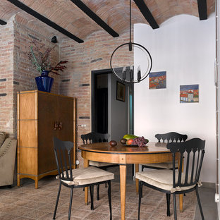 Diseño de comedor de cocina industrial, de tamaño medio, con paredes blancas, suelo de baldosas de cerámica y suelo marrón