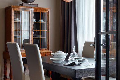 Стильный дизайн: столовая среднего размера в стиле неоклассика (современная классика) с паркетным полом среднего тона, коричневым полом и коричневыми стенами - последний тренд