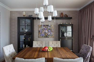 Immagine di una sala da pranzo aperta verso il soggiorno classica con pareti grigie