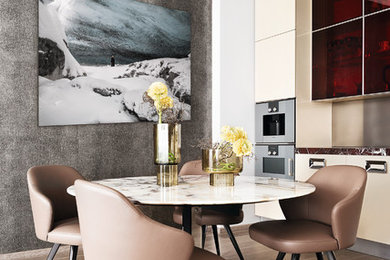 Источник вдохновения для домашнего уюта: гостиная-столовая в современном стиле с серыми стенами, светлым паркетным полом и бежевым полом