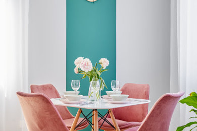 На фото: маленькая столовая в скандинавском стиле с разноцветными стенами, светлым паркетным полом и бежевым полом без камина для на участке и в саду