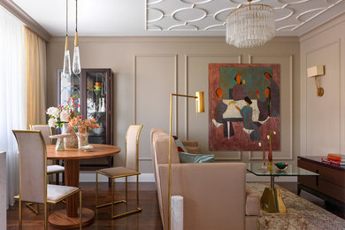 На фото: гостиная-столовая в стиле неоклассика (современная классика) с бежевыми стенами, темным паркетным полом и коричневым полом