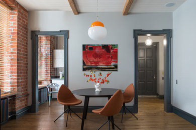 Источник вдохновения для домашнего уюта: столовая в стиле фьюжн с паркетным полом среднего тона, коричневым полом, балками на потолке и кирпичными стенами