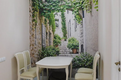 Foto de comedor de cocina contemporáneo pequeño con paredes beige, suelo de baldosas de porcelana y suelo beige