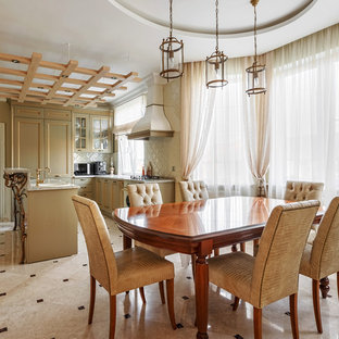 Idee per una grande sala da pranzo aperta verso la cucina chic con pareti beige e pavimento con piastrelle in ceramica