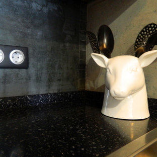 Foto di una sala da pranzo aperta verso il soggiorno industriale di medie dimensioni con pareti grigie, pavimento in gres porcellanato e pavimento grigio