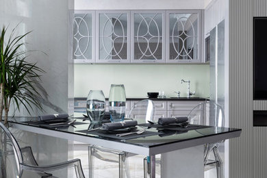 На фото: кухня-столовая среднего размера в стиле неоклассика (современная классика) с белыми стенами, полом из керамогранита и серым полом с